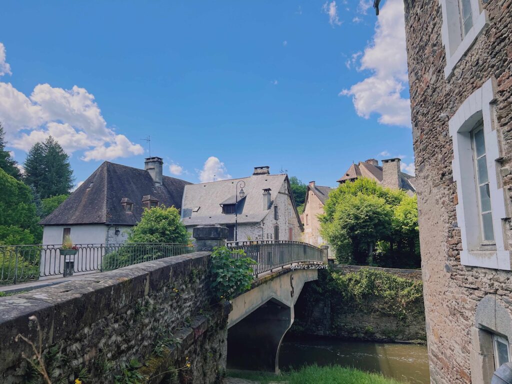 フランス南西部の村、セギュール・ル・シャトーのサンローラン橋