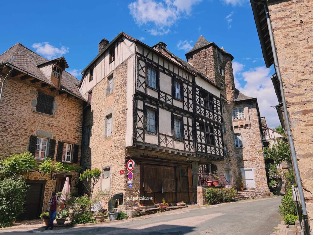 フランス南西部の村、セギュール・ル・シャトーのクロー広場