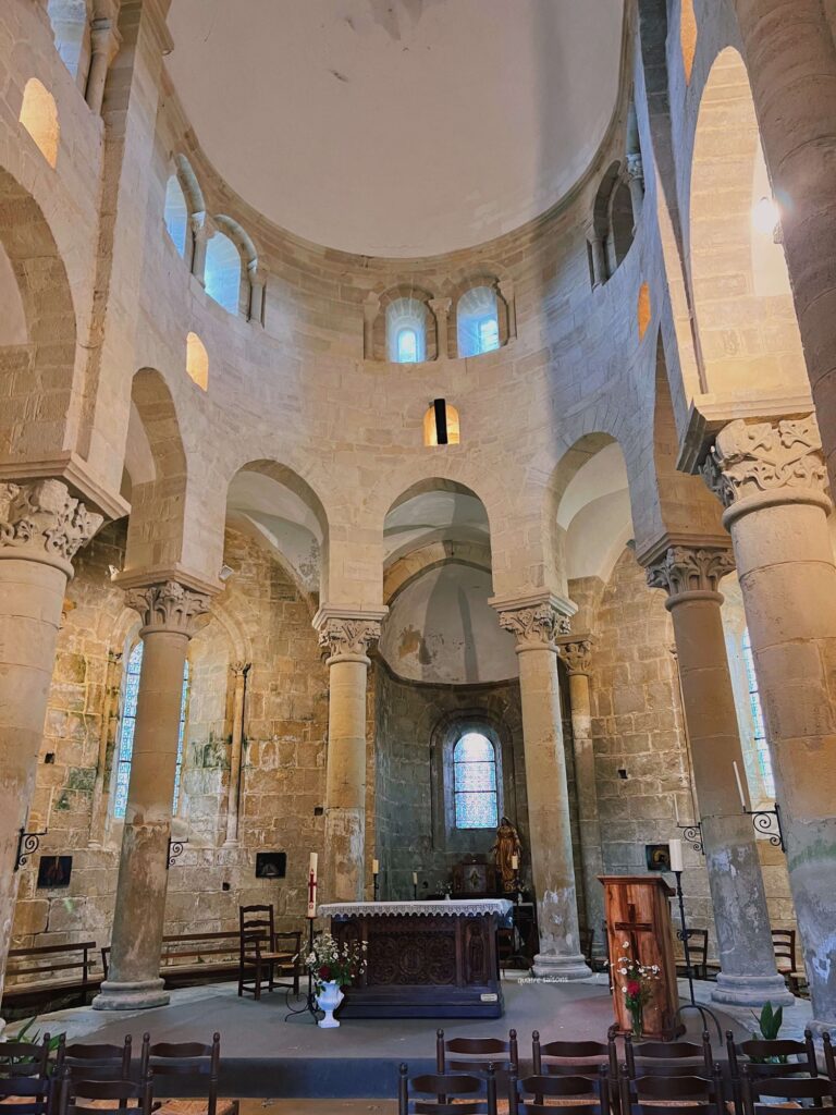 フランス南西部の美しい村、サンロベールの教会