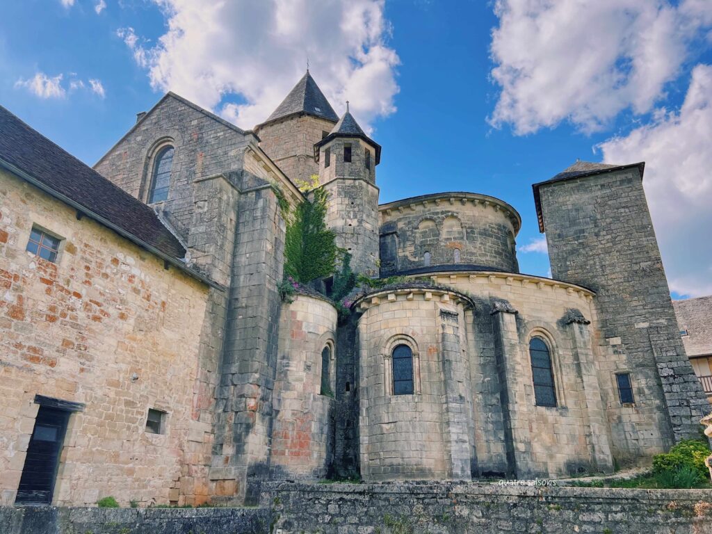 フランス南西部の美しい村、サンロベールの教会