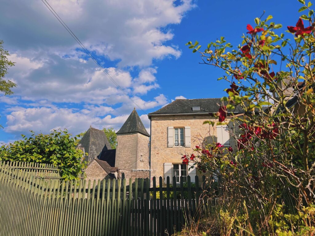 フランス南西部の美しい村、サンロベールのノアイユ邸のパビリオン