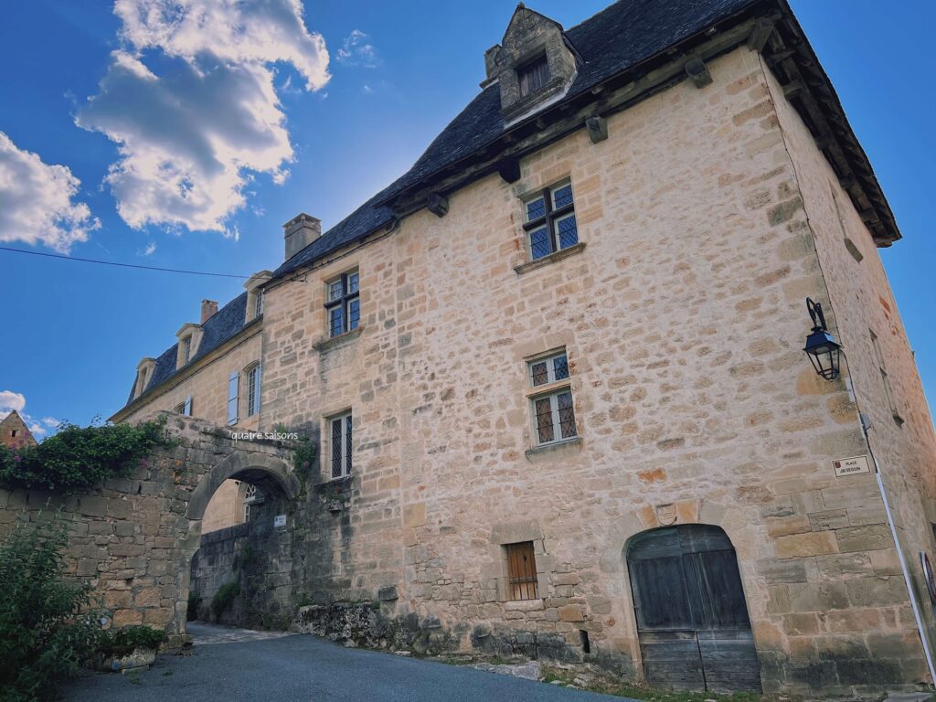 フランス南西部の美しい村、サンロベールのヴェルヌイユ城