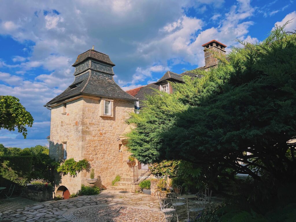 フランス南西部の美しい村、サン・ロベールのはと小屋(pigeonnier)