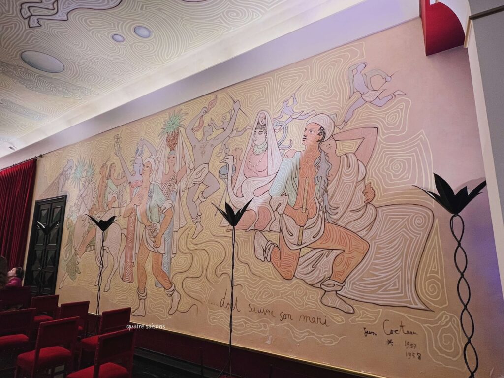 マントンの市役所内の結婚式の間、ジャンコクトーがデザインした絵が描かれています。