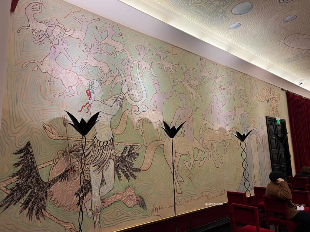 マントンの市役所内の結婚式の間、ジャンコクトーがデザインした絵が描かれています。