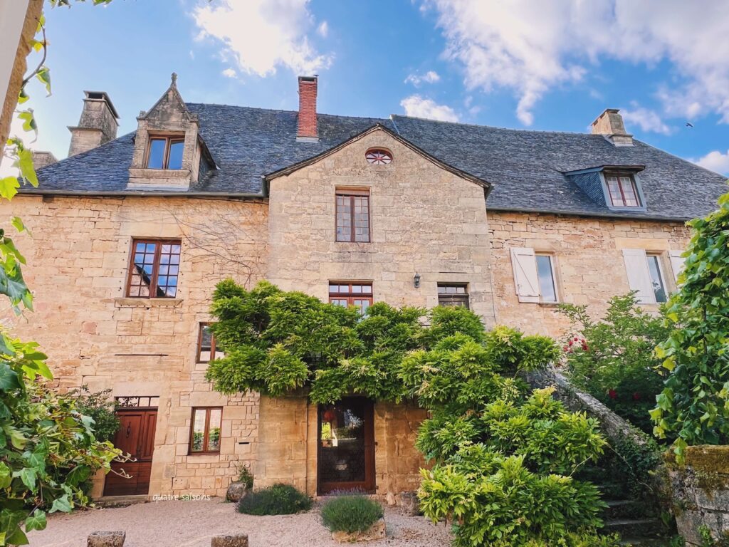 フランス南西部の美しい村、サンロベールにあるボーロワール家の城