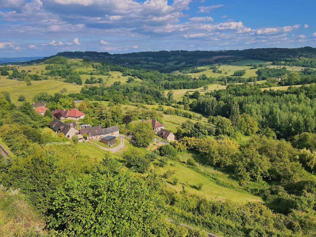 フランス南西部の美しい村、サンロベールの教会裏のお庭