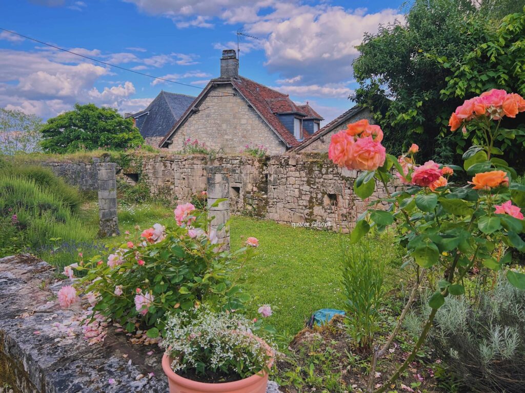フランス南西部の美しい村、サンロベールのヴェルヌイユ城のお庭
