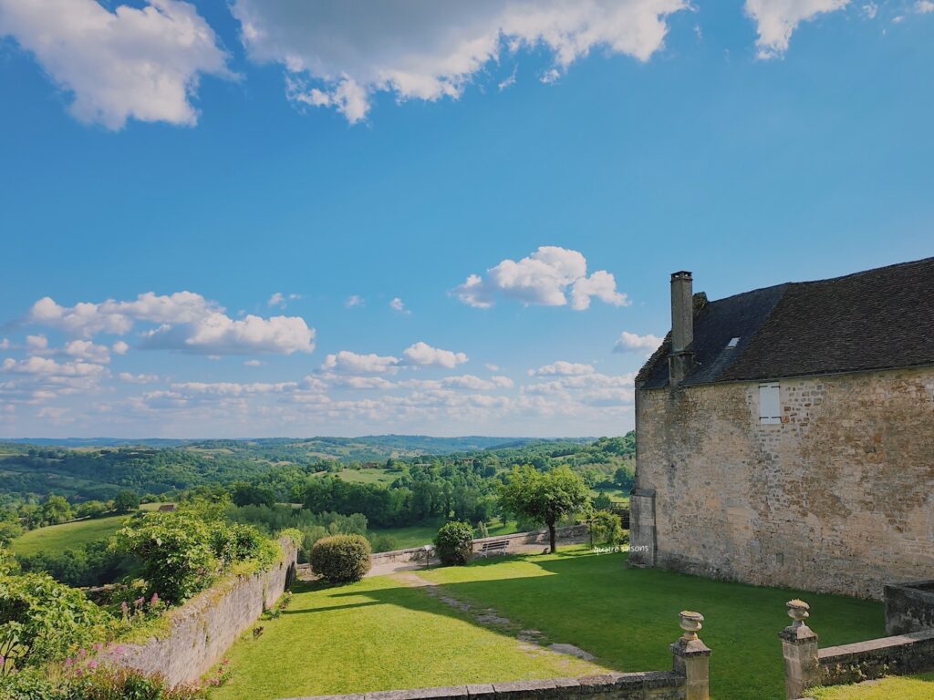 フランス南西部の美しい村、サンロベールの教会裏のお庭