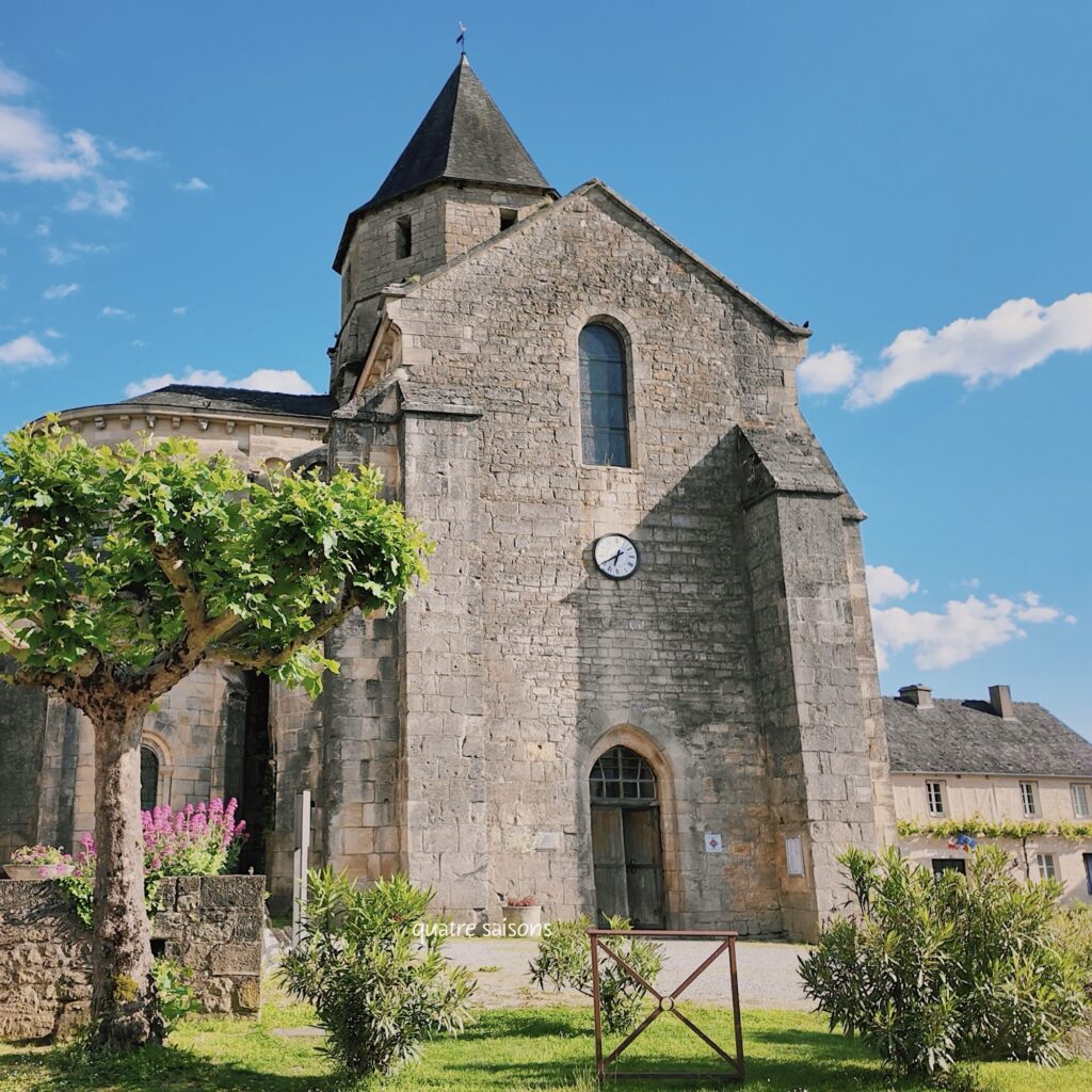 フランス南西部の美しい村、サンロベールの教会