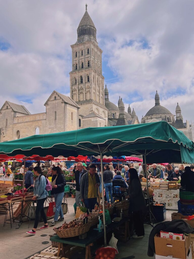 フランス南西部の街ペリグーのマルシェ