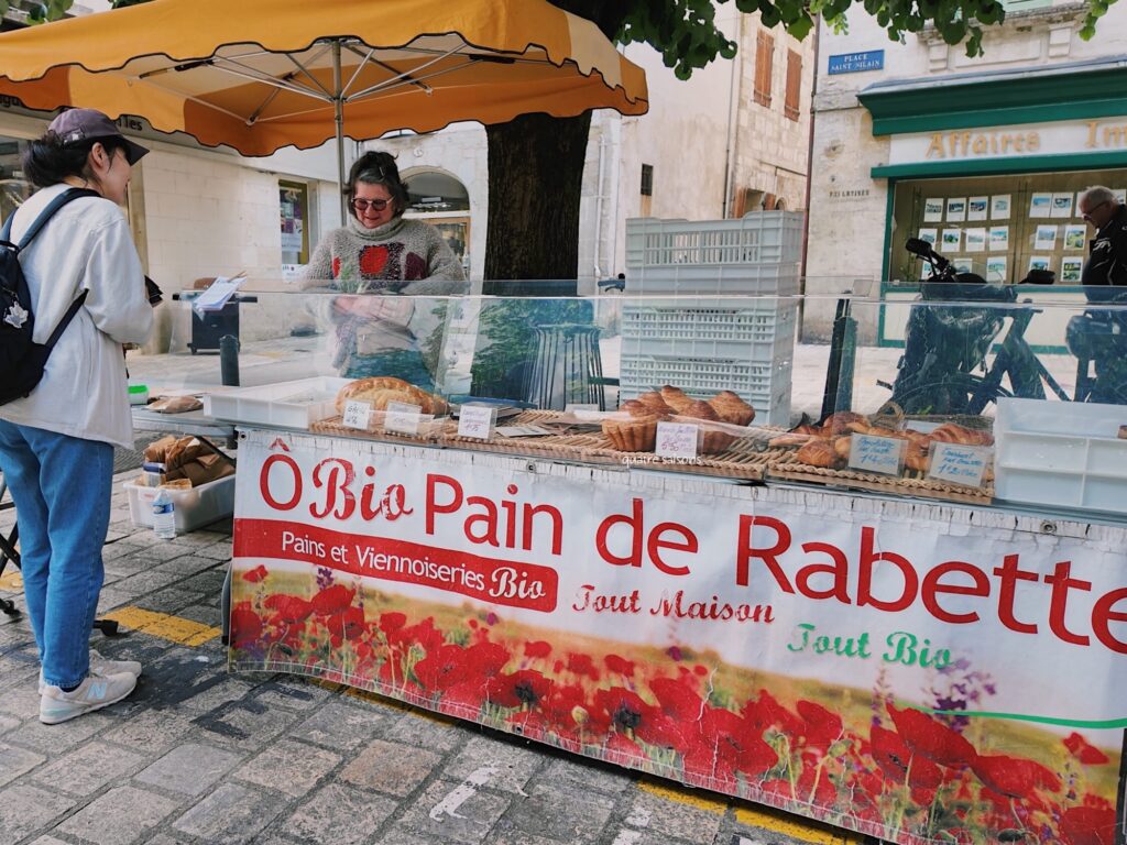 フランス南西部の街ペリグーのマルシェ