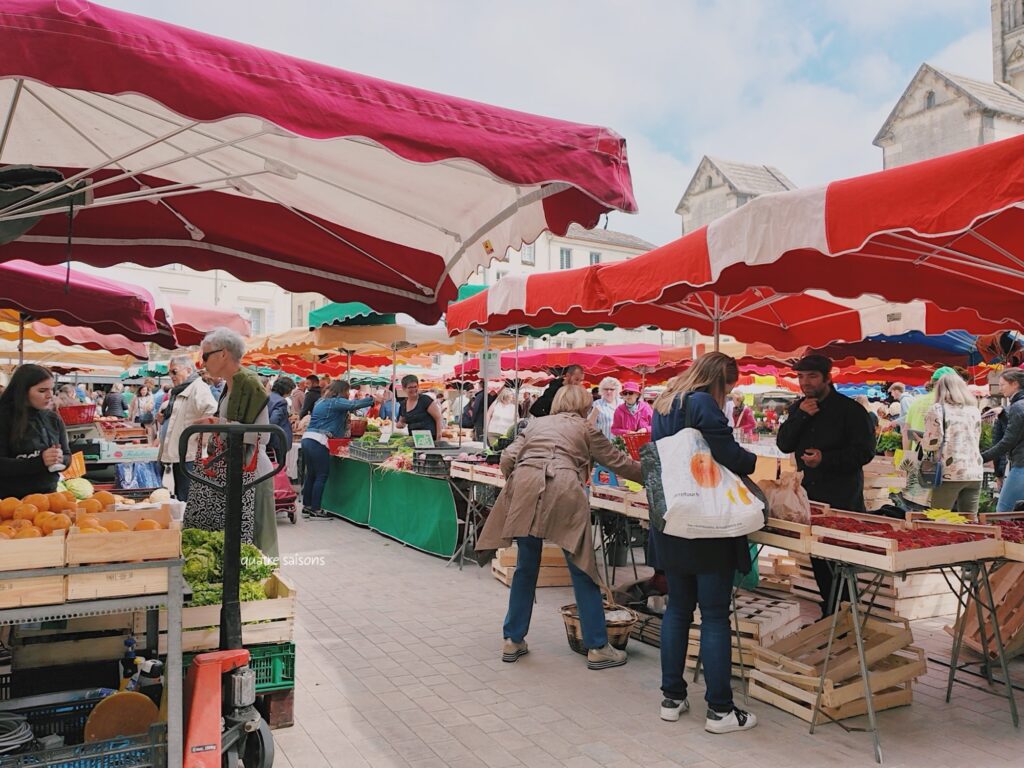 フランス南西部の街ペリグーのマルシェ