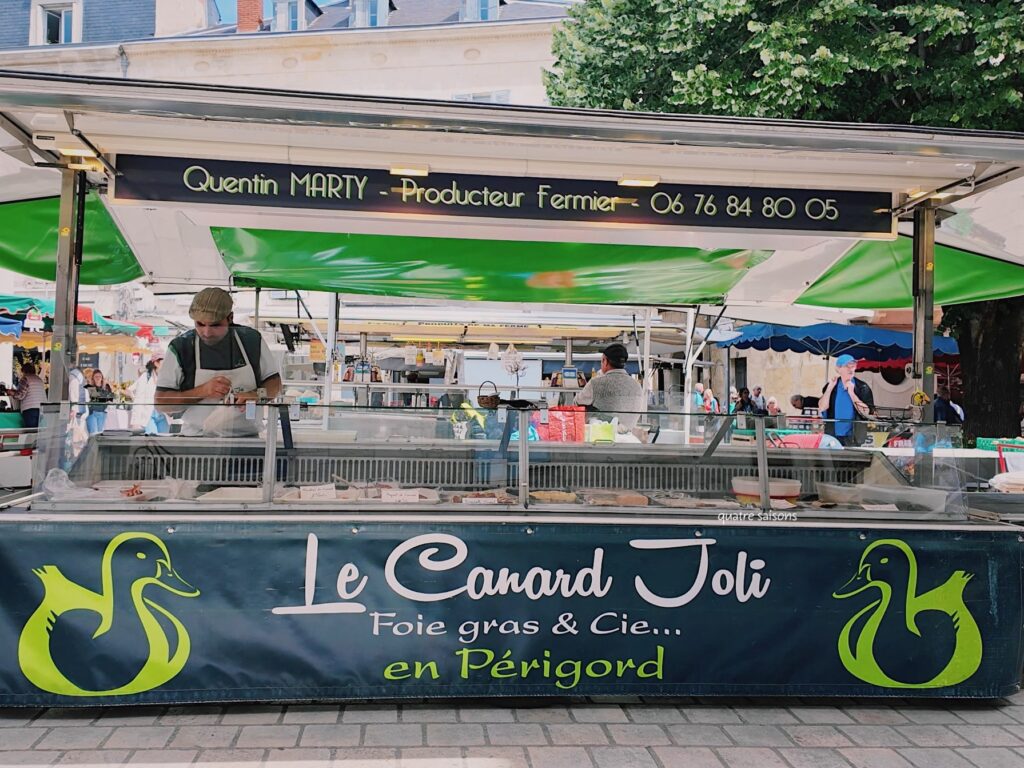 フランス南西部の街ペリグーのマルシェ