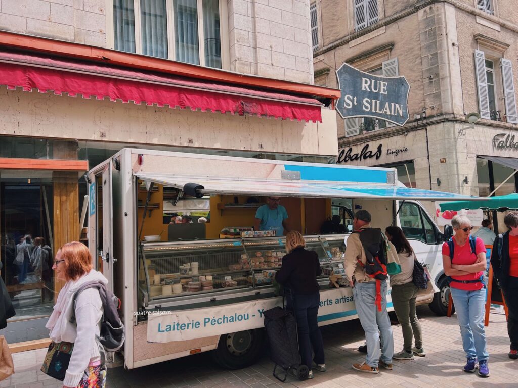 フランス南西部の街ペリグーのマルシェ