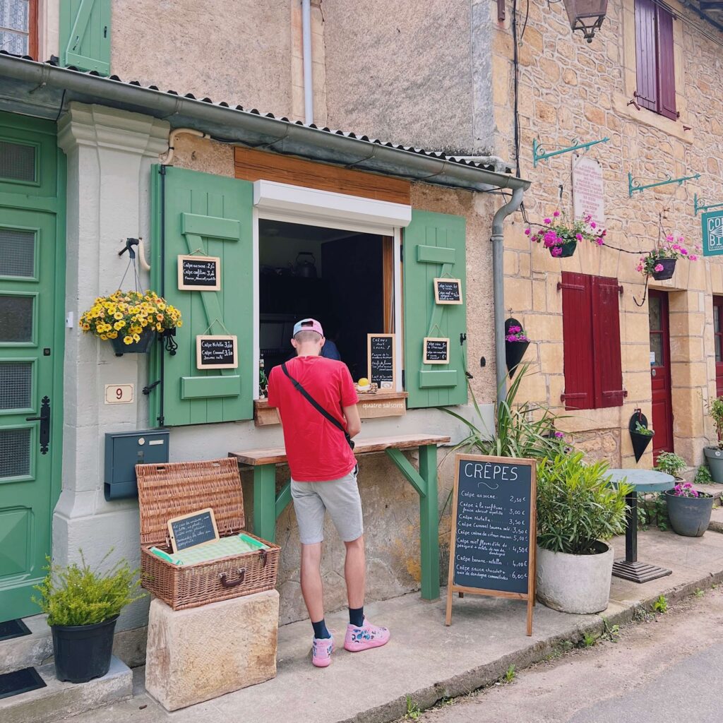 フランス南西部の村、サン＝レオン＝シュル＝ヴェゼールのクレープ屋さん、Des crêpes au 9