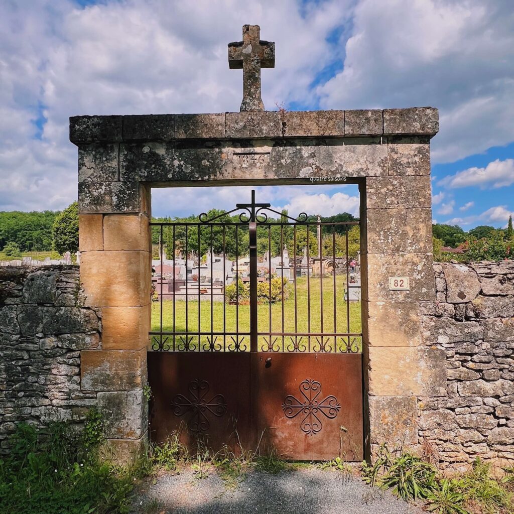 フランス南西部の村、サン＝レオン＝シュル＝ヴェゼールにある、ミラクル礼拝堂そばの墓地