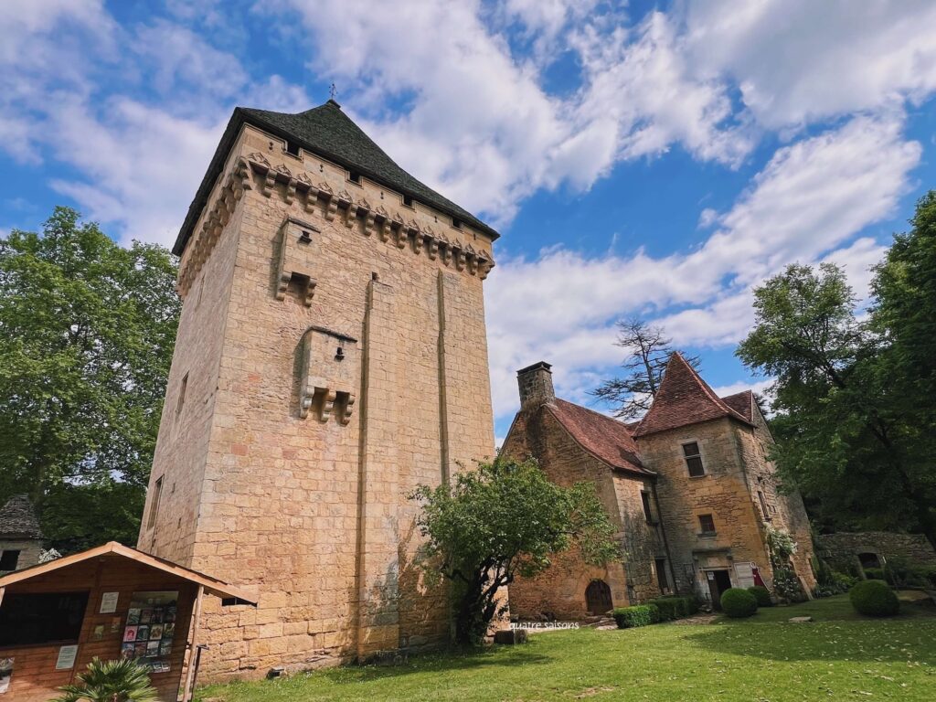 フランス南西部の村、サン＝レオン＝シュル＝ヴェゼールにあるドンジョン