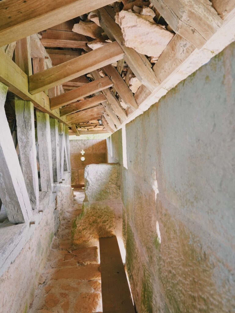 フランス南西部の村、サン＝レオン＝シュル＝ヴェゼールにあるドンジョン