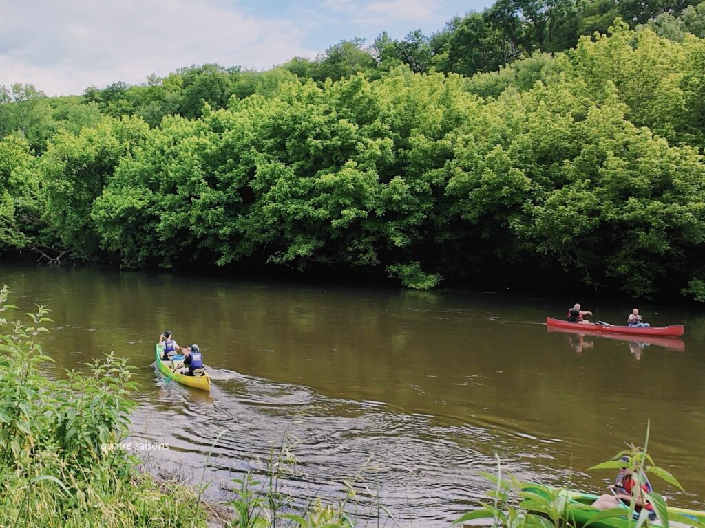 フランス南西部の村、サン＝レオン＝シュル＝ヴェゼールを流れているヴェゼール川沿いでカヌー