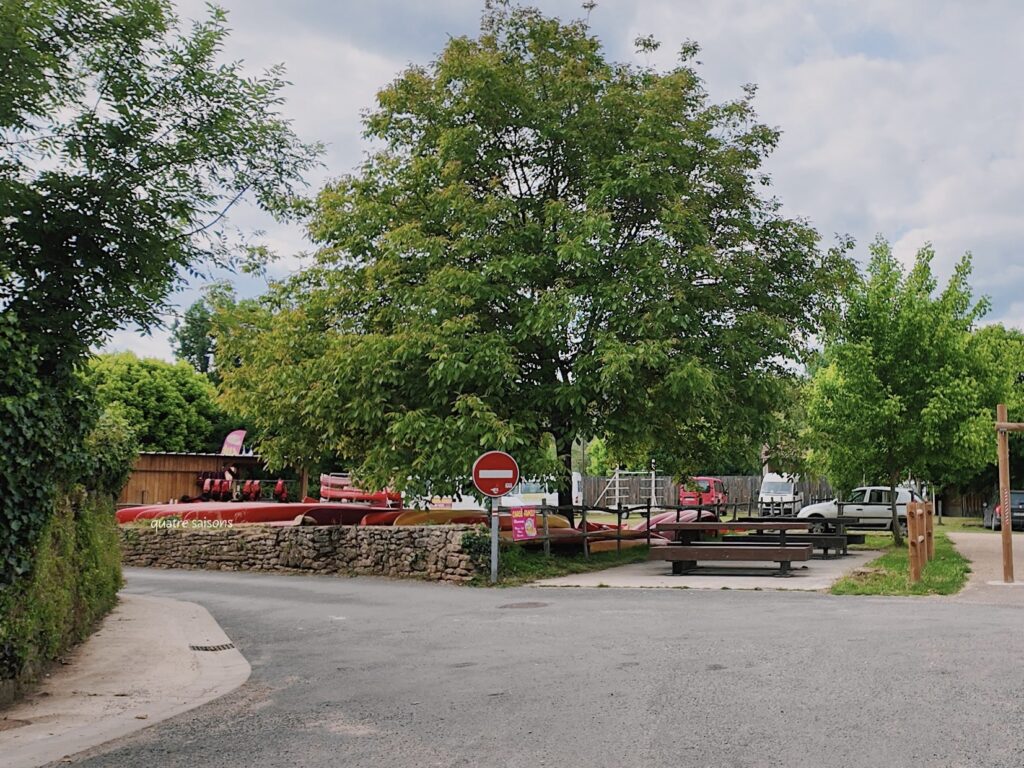 フランス南西部の村、サン＝レオン＝シュル＝ヴェゼールを流れているヴェゼール川沿いでカヌー