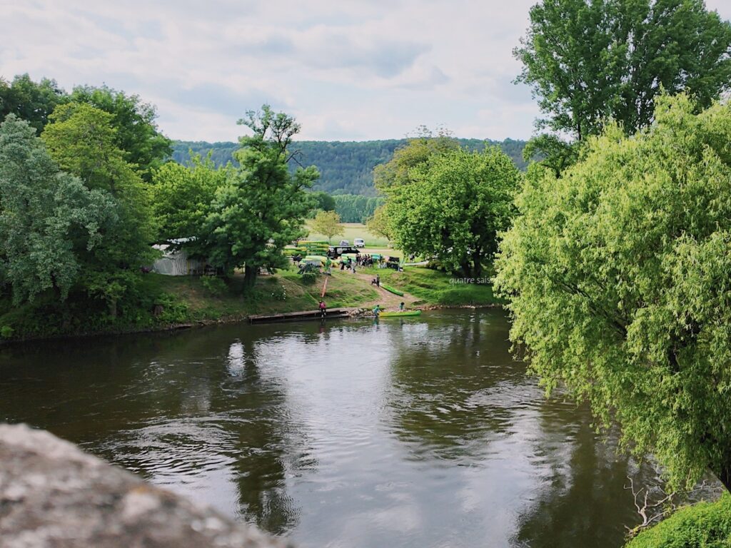 フランス南西部の村、サン＝レオン＝シュル＝ヴェゼールを流れているヴェゼール川沿いでカヌー