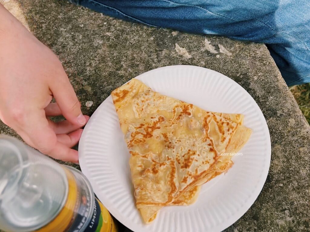 フランス南西部の村、サン＝レオン＝シュル＝ヴェゼールのクレープ屋さん、Des crêpes au 9