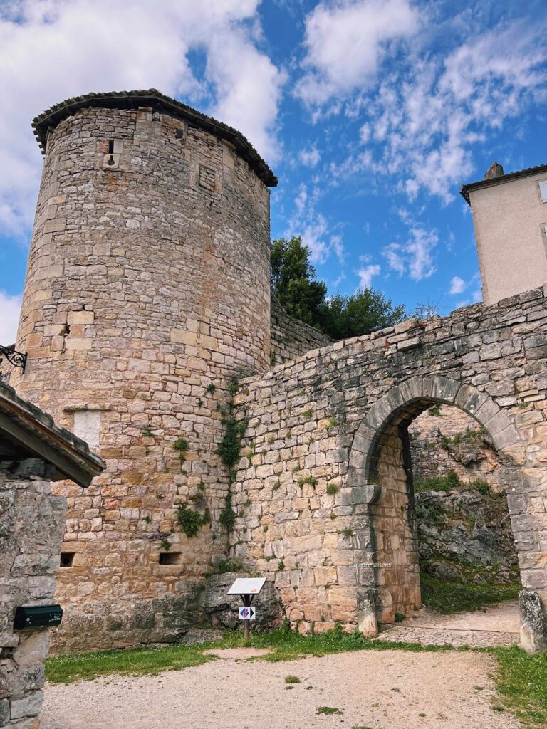 フランス南西部の美しい村、ピュイセルシのイリスー門(Porte de l’Irissou)