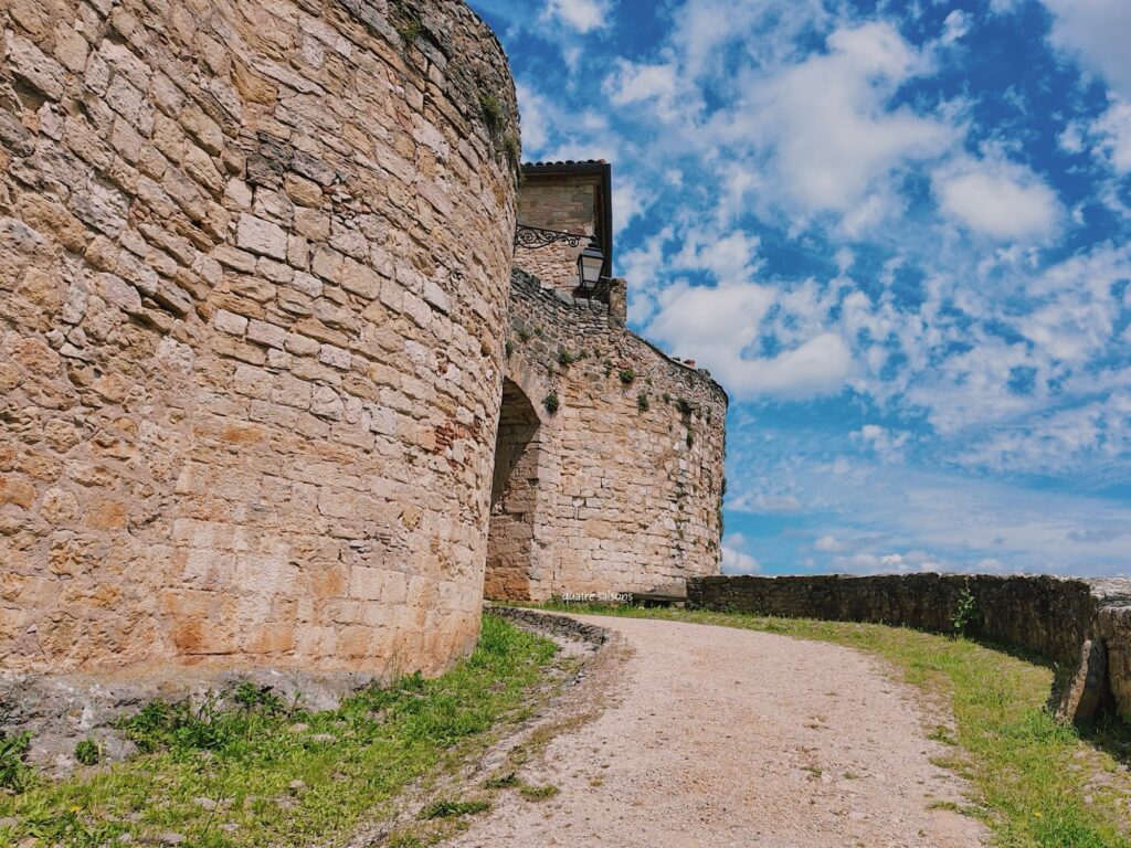 フランス南西部の美しい村、ピュイセルシのイリスー門(Porte de l’Irissou)