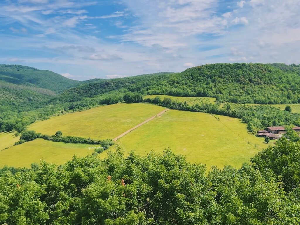 フランス南西部の美しい村、ピュイセルシの高台からの眺め