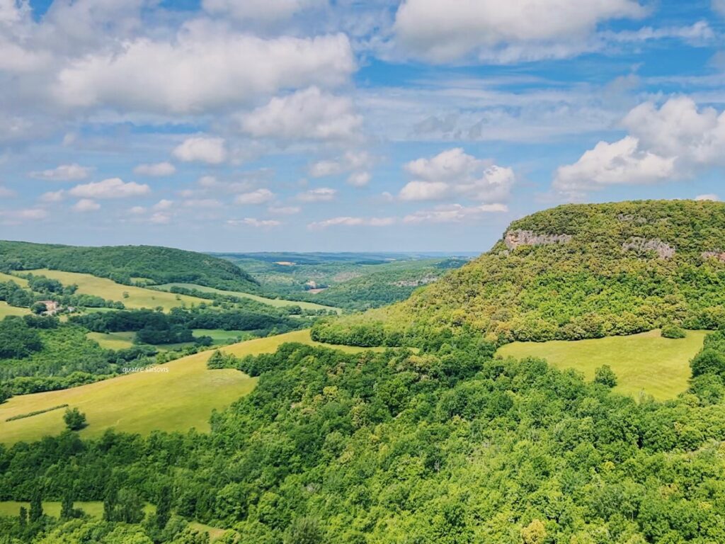 フランス南西部の美しい村、ピュイセルシの高台からの眺め