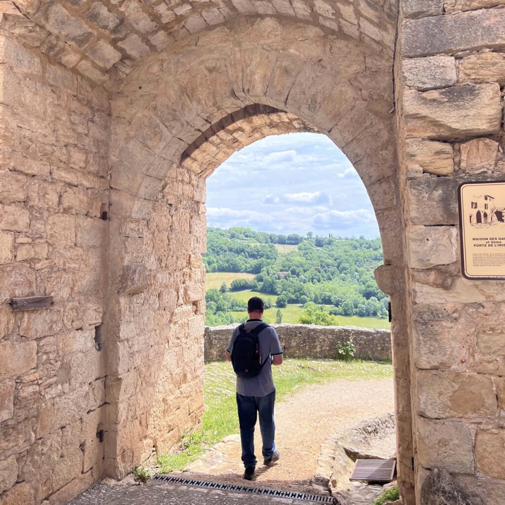 フランス南西部の美しい村、ピュイセルシのイリスー門(Porte de l’Irissou)