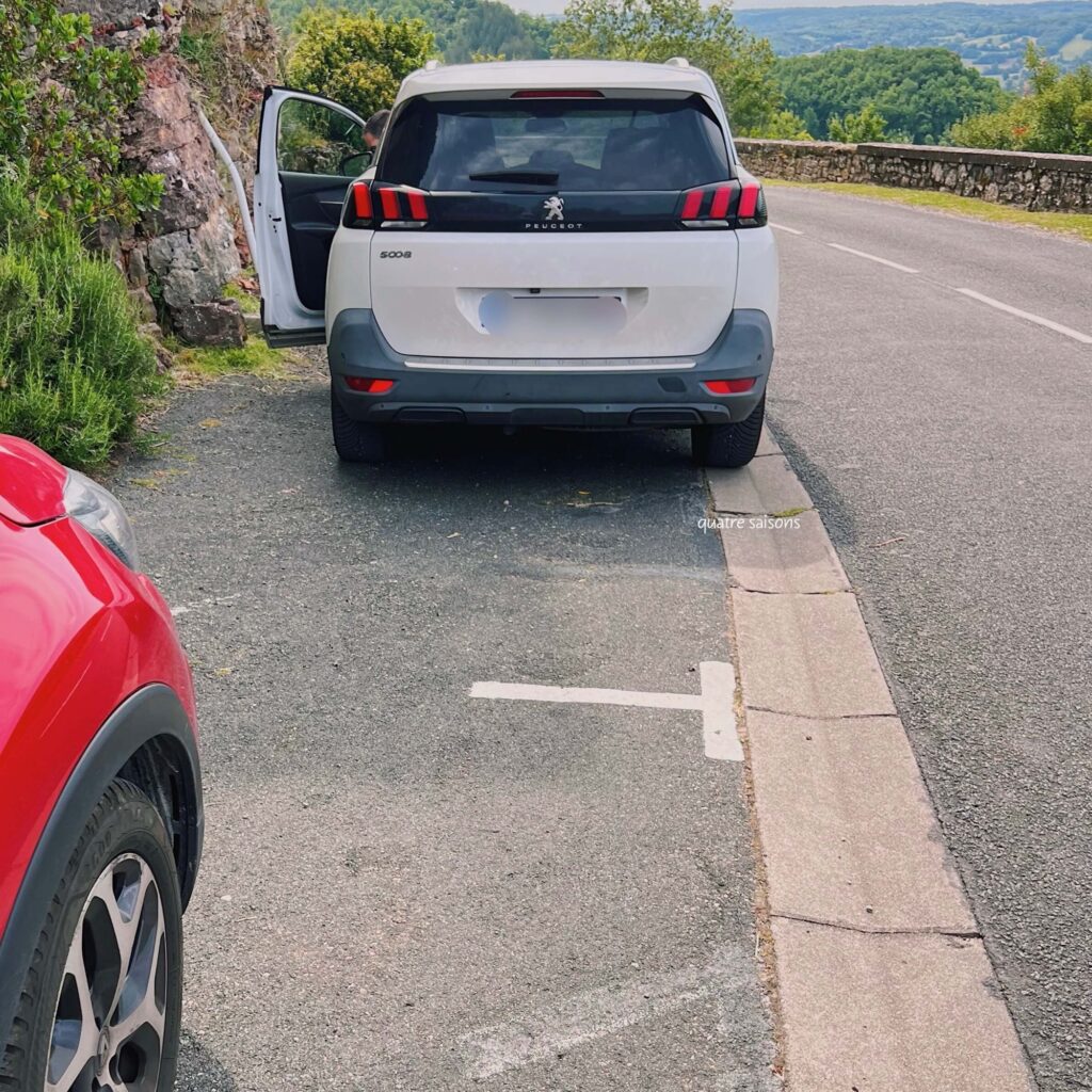 フランス南西部の美しい村、ピュイセルシで停めた駐車場