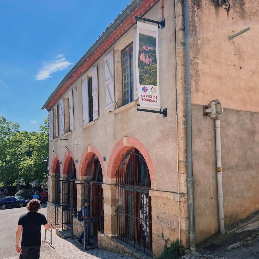 フランス南西部の美しい村、ブルニケルの観光案内所