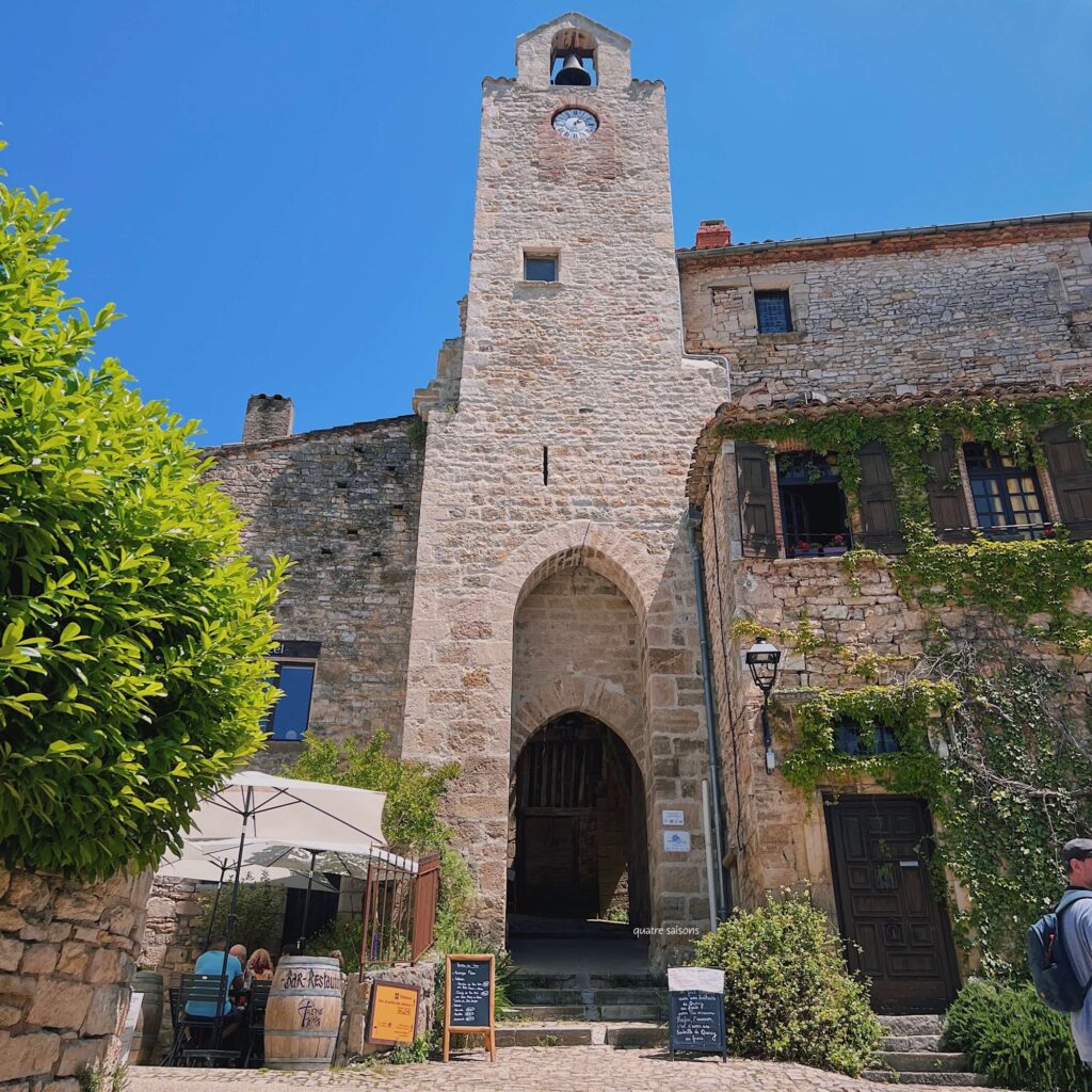 フランス南西部の村、ブルニケルのメジャンヌ門