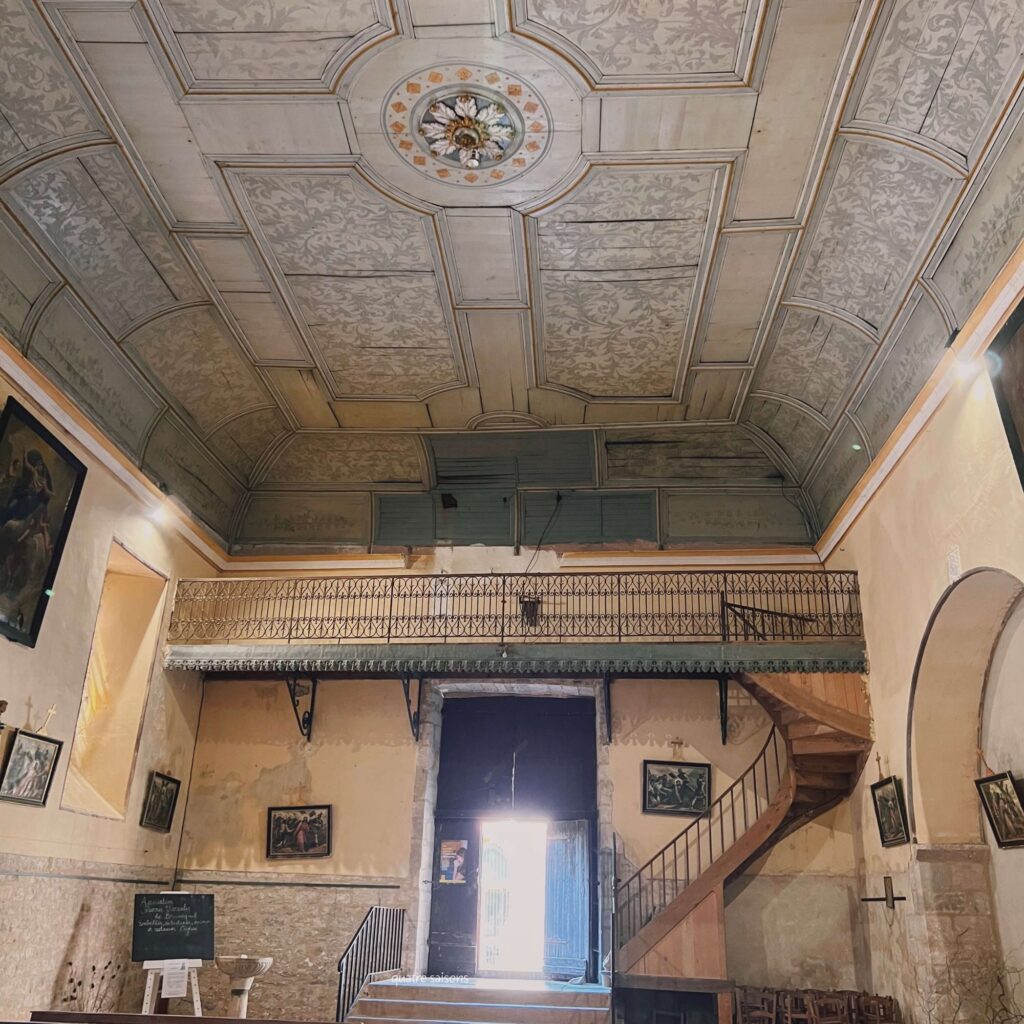 フランス南西部の美しい村、ブルニケルの教会