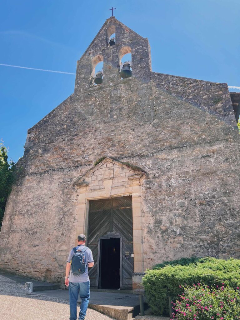 フランス南西部の美しい村、ブルニケルの教会