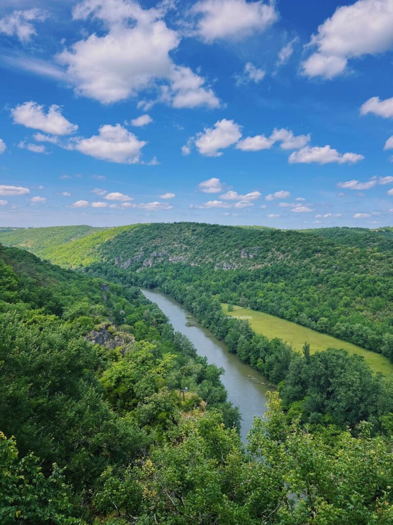 フランス南西部の村、ブルニケルからの眺め