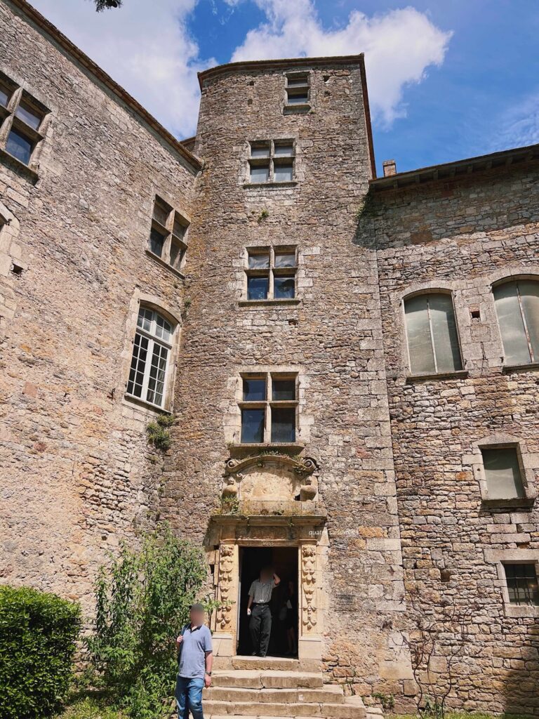 フランス南西部の村、ブルニケルの新しいお城