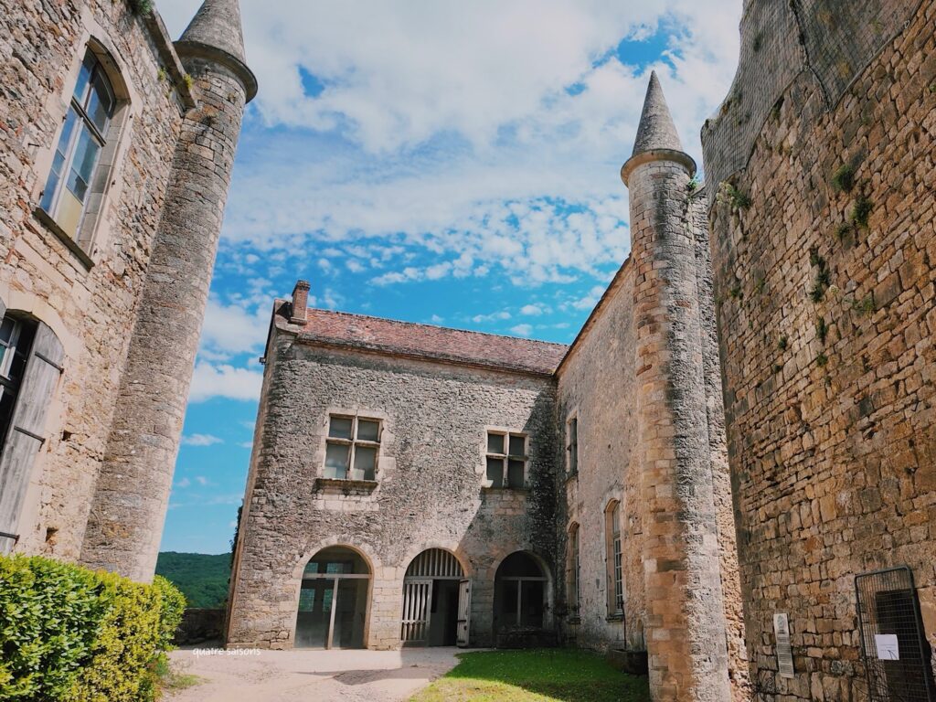 フランス南西部の村、ブルニケルの新しいお城