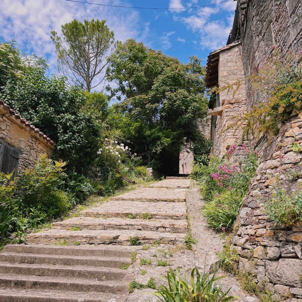 フランス南西部の美しい村、ブルニケル