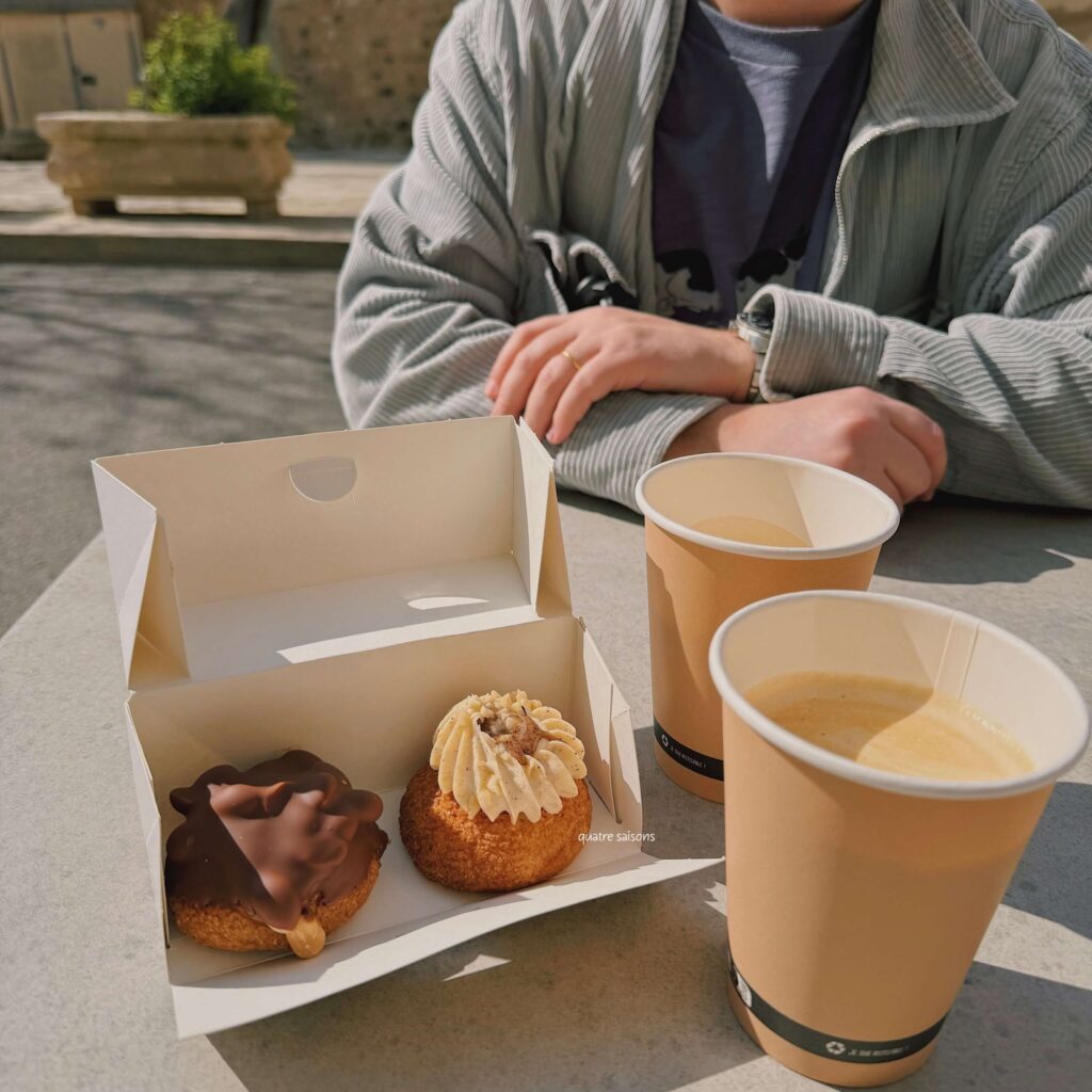 南フランスの街、ラ・トゥール・デーグのカフェ・パティスリーcafé chou