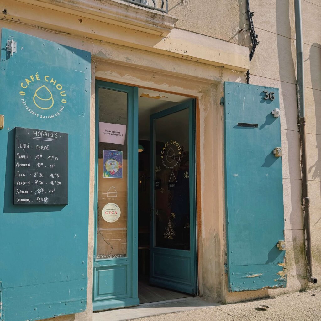 南フランスの街、ラ・トゥール・デーグのカフェ・パティスリーcafé chou