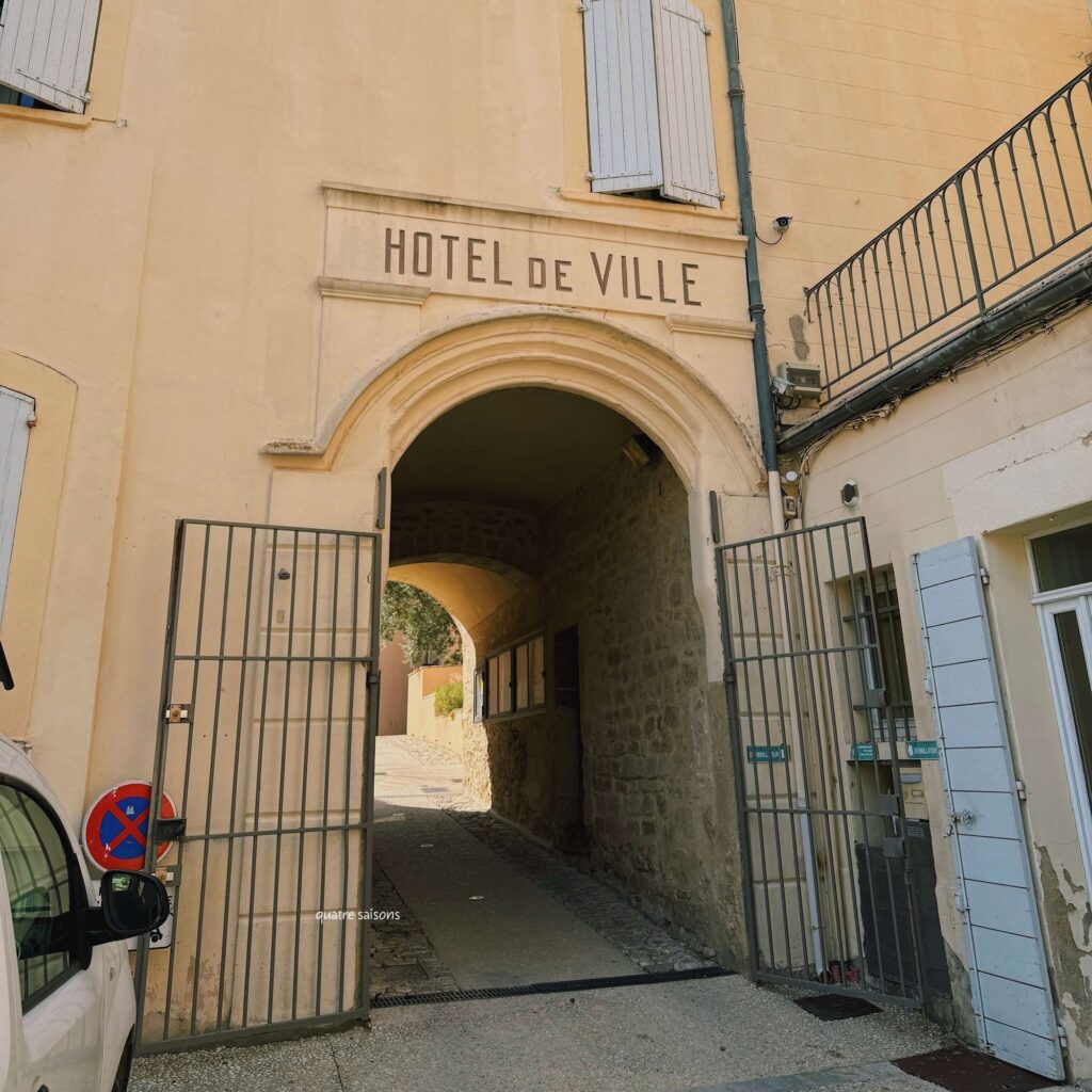 ラ・トゥール・デーグの教会、ノートルダム・ド・ロメガスの下修道院の市役所