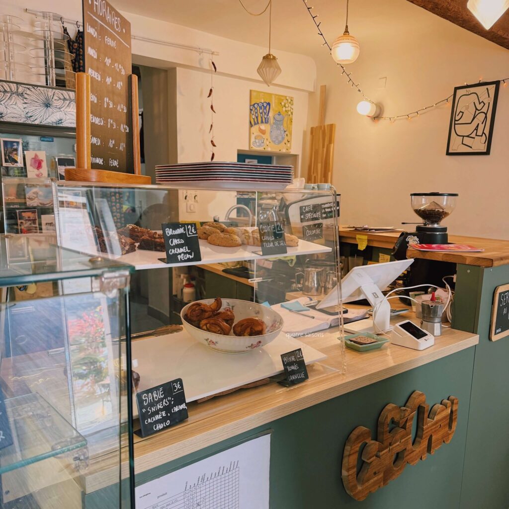 南フランスの街、ラ・トゥール・デーグのカフェ・パティスリーcafé chou