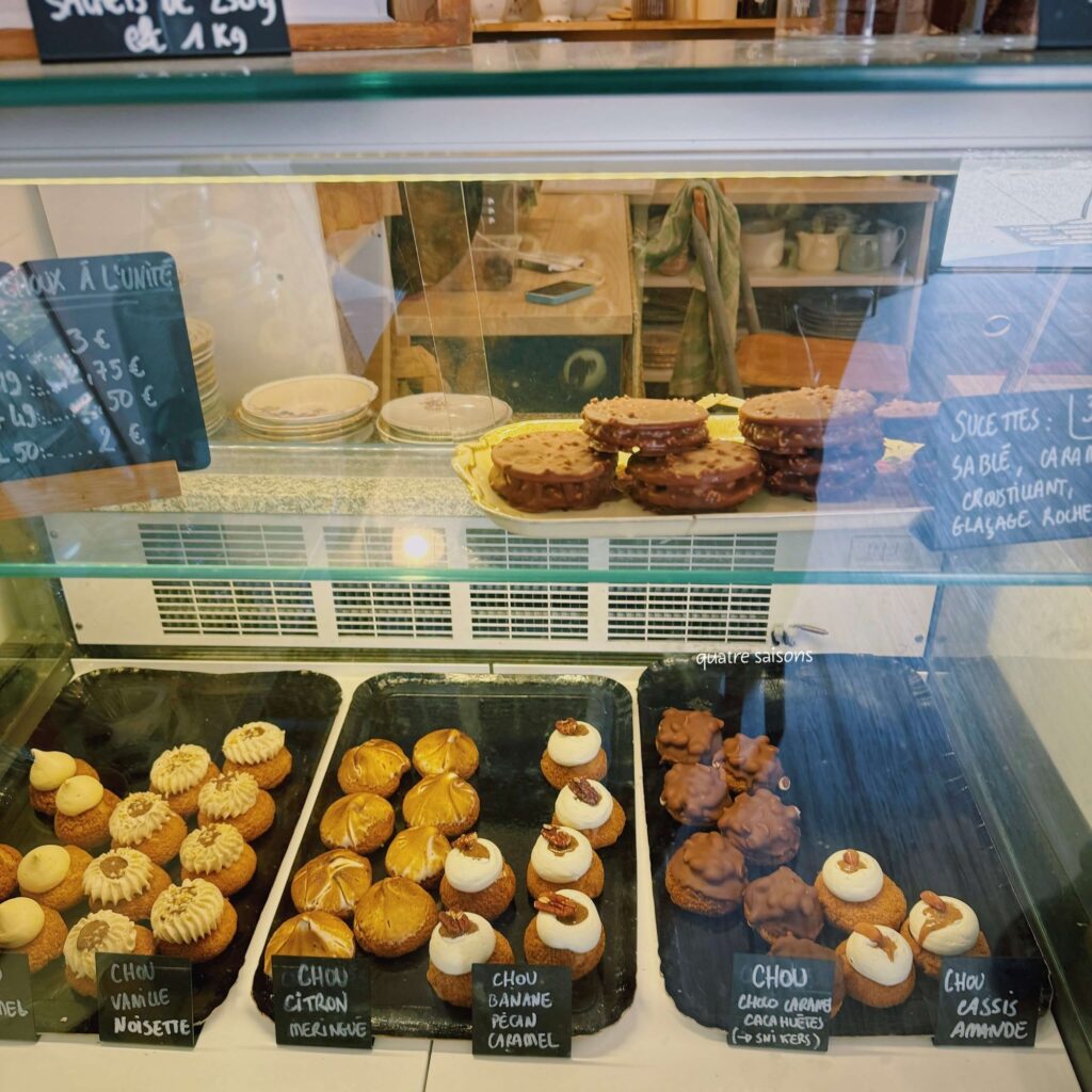 南フランスの街、ラ・トゥール・デーグのカフェ・パティスリーcafé chou