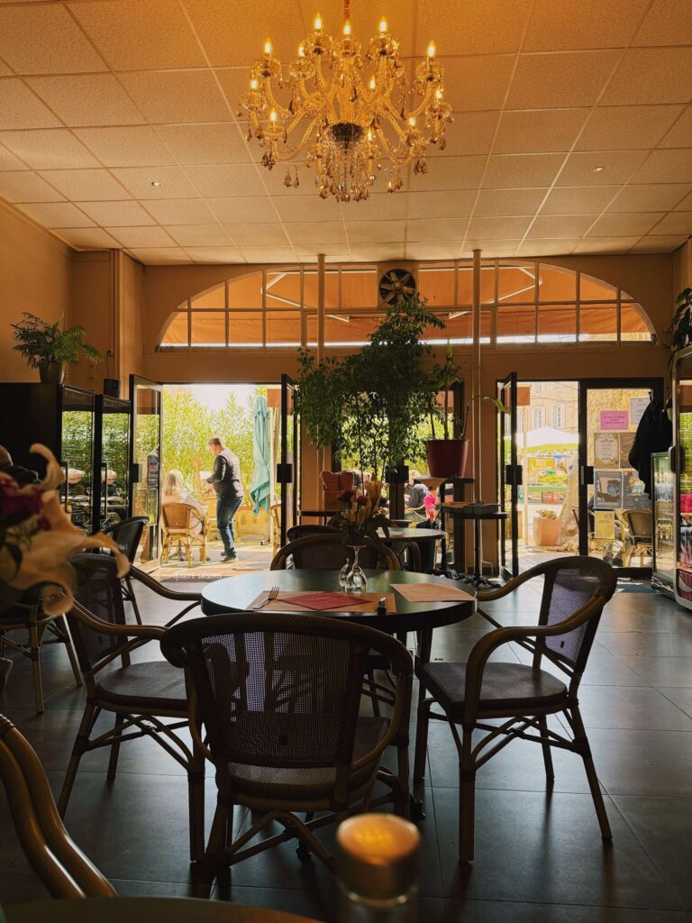 南フランスの街ラ・トゥール・デーグのレストランBrasserie du Château