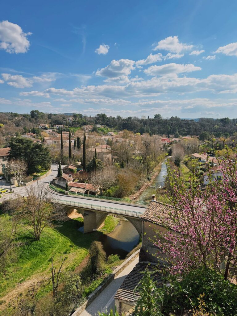 南フランスの街ラ・トゥール・デーグの丘の上からの眺め