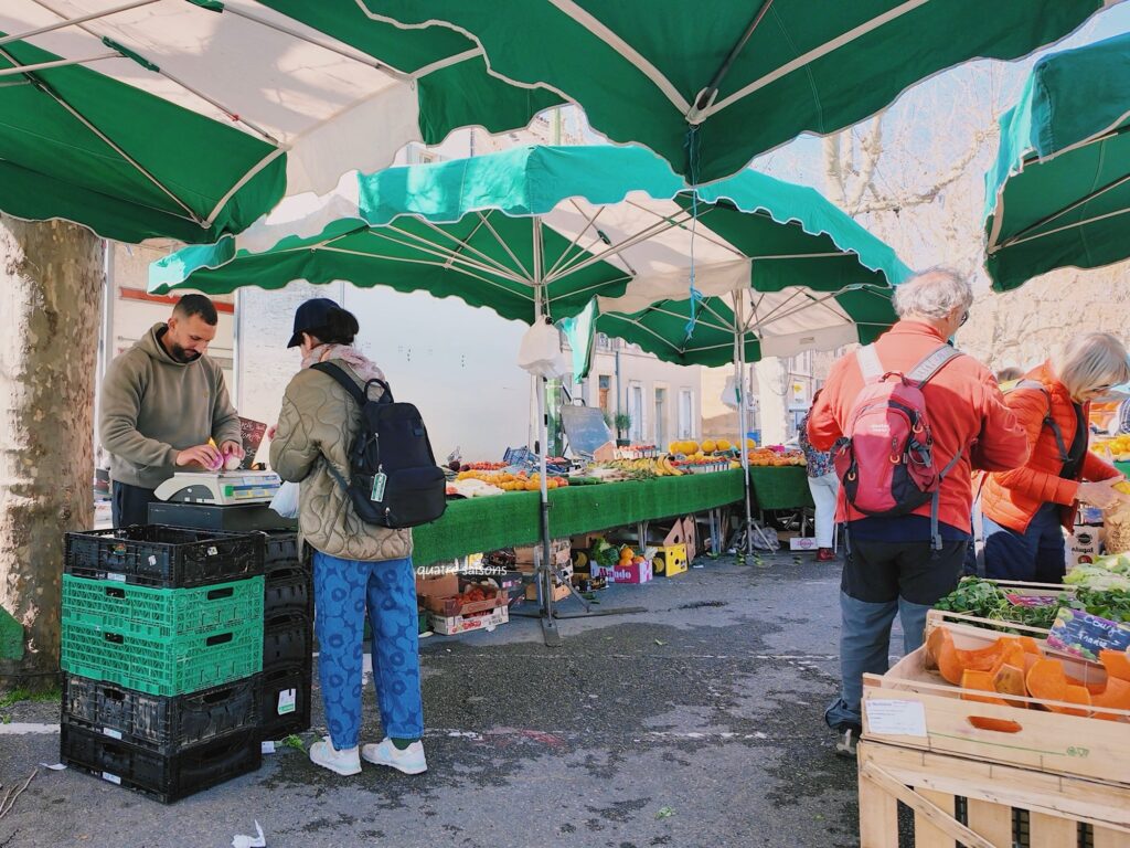 南フランスの街、ラ・トゥール・デーグのマルシェ