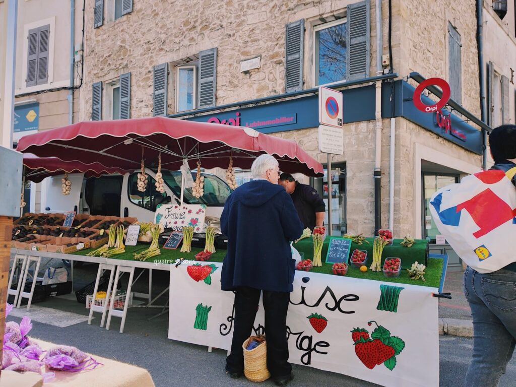 南フランスの街、ラ・トゥール・デーグのマルシェ